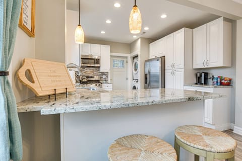 Kitchen | Breakfast Bar | Washer & Dryer