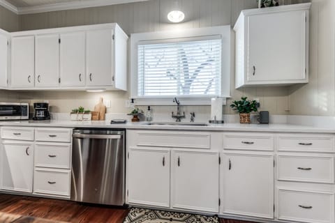 Kitchen (fully stocked)