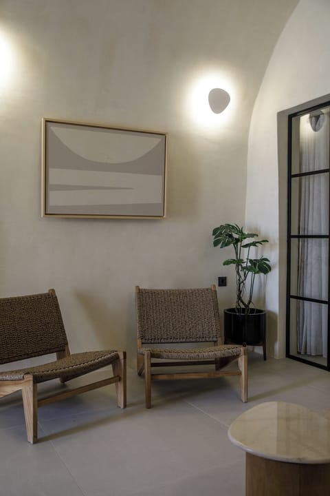 Cozy living room with 2 chairs 