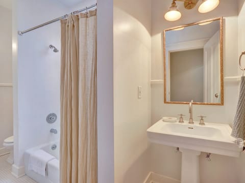 Combined shower/tub, hair dryer, towels