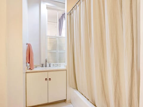 Combined shower/tub, hair dryer, towels