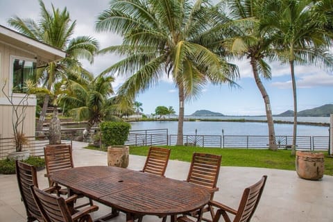 Sea Breeze Manor: Dine outdoors surrounded by beautiful Kaneohe Bay.