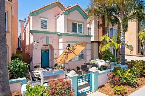 Front porch with BBQ and dining table that seats 6 and sitting area.