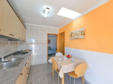 Property, Table, Furniture, Kitchen Sink, Building, Cabinetry, Sink, Interior Design, Chair, Floor