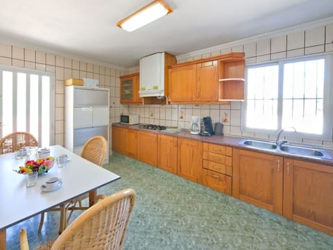 Cabinetry, Countertop, Furniture, Sink, Kitchen Sink, Property, Window, Chair, Tap, Building