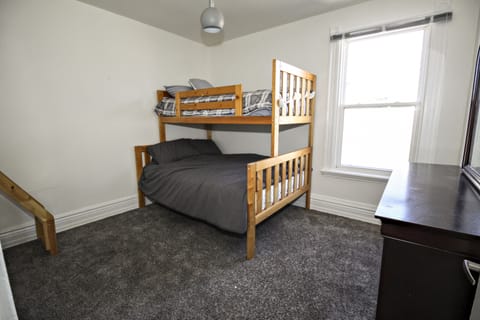 3 bedrooms, iron/ironing board, free WiFi, bed sheets