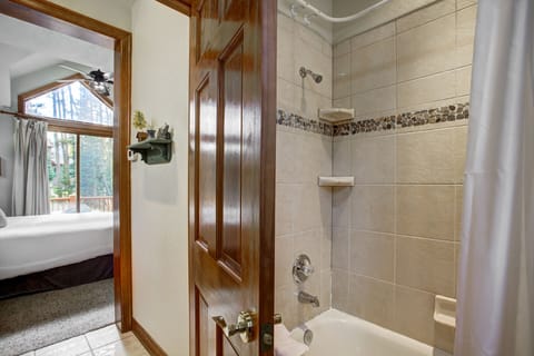 Combined shower/tub, jetted tub, hair dryer, towels