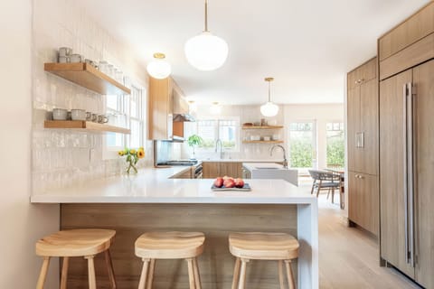 Welcome to Venice! Here is our kitchen with all premium appliances.