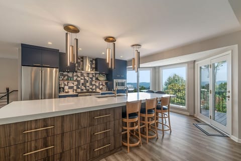 Large kitchen Island for prep and seating for 5