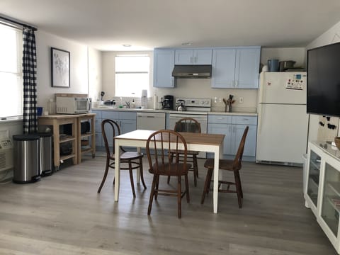 Private kitchen | Fridge, microwave, oven, stovetop