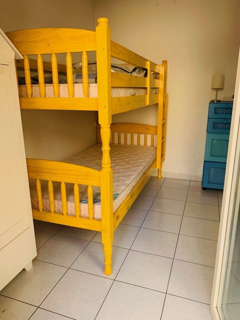 2 bedrooms, travel crib