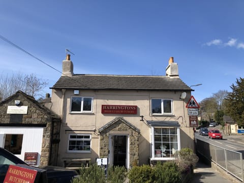 Charming loft apartment in the heart of Hathersage. Reserved parking