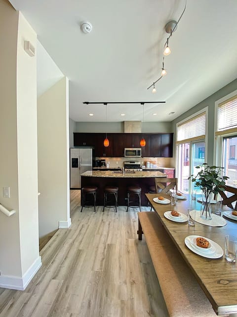 Private kitchen | Fridge, microwave, oven, stovetop