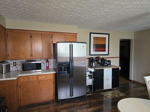 Spacious Kitchen with stainless steel/black appliances 