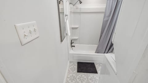 Combined shower/tub, towels