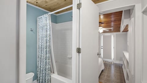 Combined shower/tub, towels