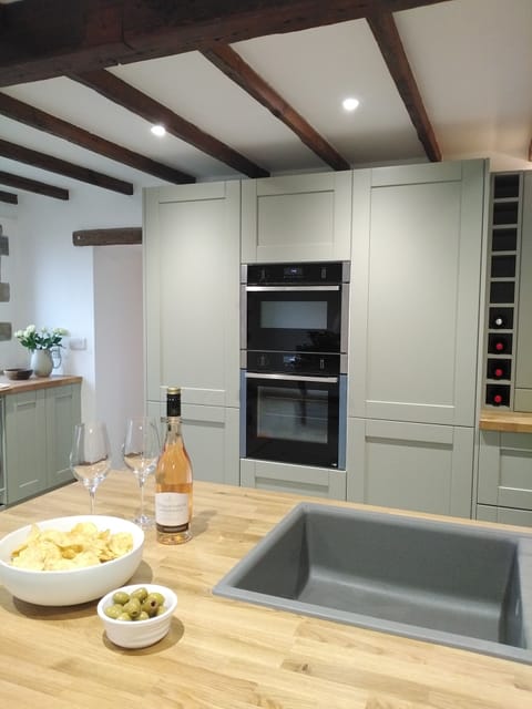 Weaver's holiday cottage Ripponden  View from breakfast bar to kitchen 