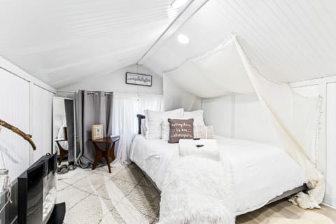 1 bedroom, memory foam beds, WiFi, bed sheets