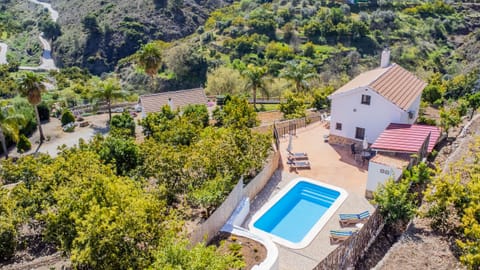 Maison rurale ideale pour les familles. Il accepte les animaux domesticas et est situé à Yunquera. Hautement équipé et avec de belles vues.