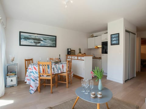 Picture Frame, Property, Building, Table, Plant, Wood, Flowerpot, Interior Design, Flooring, Floor