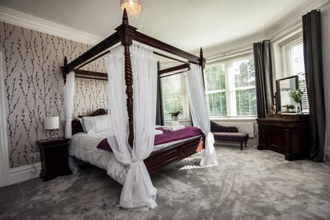Stunning Master-Bedroom with SuperKing Four-poster and triple aspect 