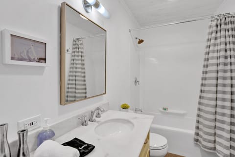 Combined shower/tub, eco-friendly toiletries, hair dryer, towels