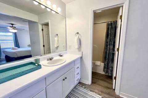 Combined shower/tub, towels