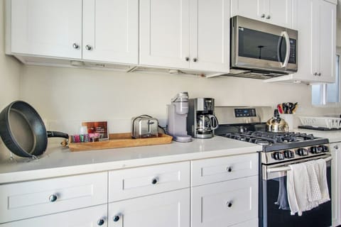 Cook with ease in this fully equipped kitchen.