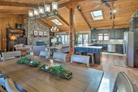 Dining Room | Main Floor | Dishware/Flatware Provided