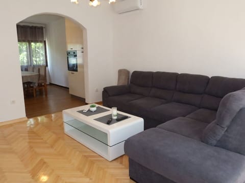 Couch, Furniture, Table, Architecture, Studio Couch, Interior Design, Floor, Living Room, Flooring, Comfort