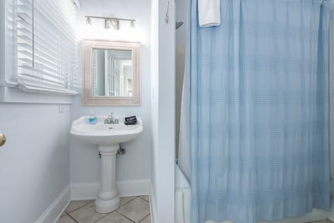 Combined shower/tub, towels