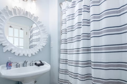 Combined shower/tub, hair dryer, towels