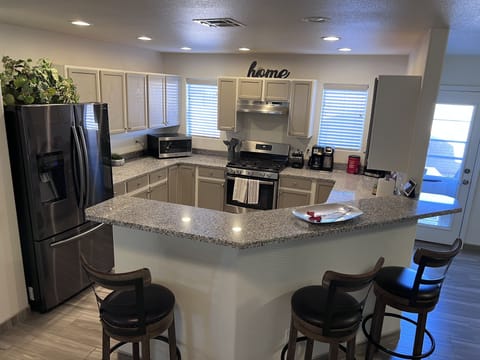 Private kitchen | Fridge, microwave, oven, stovetop