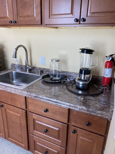 Fridge, stovetop, coffee/tea maker, electric kettle