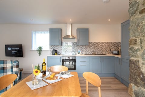 Hen Golchdy open plan