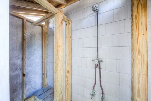 Combined shower/tub