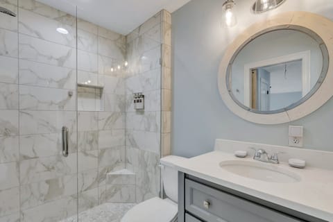 Combined shower/tub, hair dryer, towels