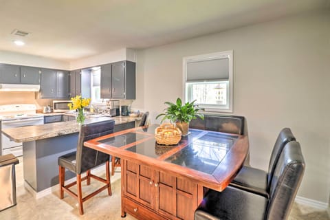 Dining Area | Dishware & Flatware Provided