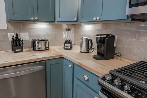 Check out these appliances! Coffee maker, toaster, blender- everything you'll need to cook a meal!