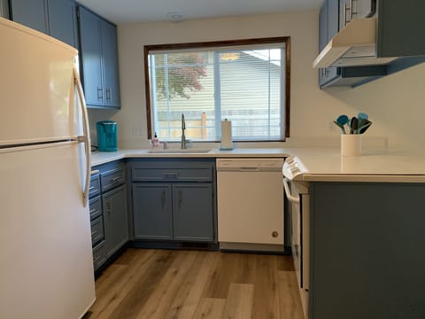 Kitchen with quartz counters