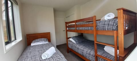 4 bedrooms, desk, free WiFi, bed sheets