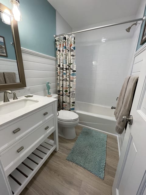 Combined shower/tub, hair dryer, towels