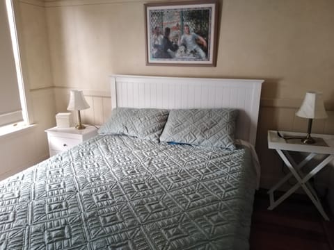 2 bedrooms, iron/ironing board, bed sheets, wheelchair access