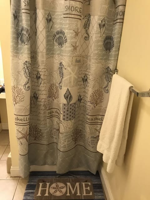 Combined shower/tub, towels