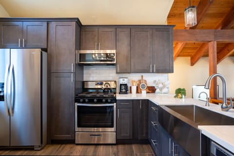 Kitchen area, completely renovated , new cabinets, new appliances and fridge!