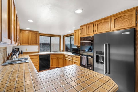 Full-size fridge, microwave, oven, stovetop