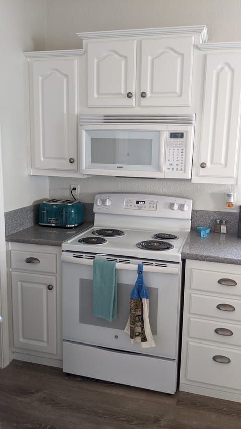 Mircowave and GE Electric Stove