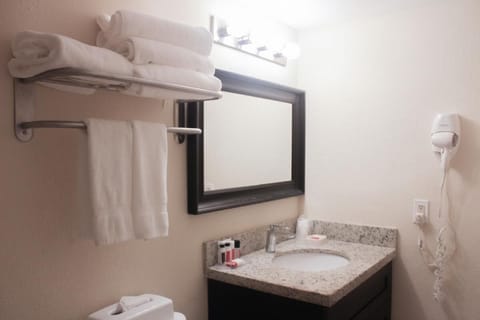 Combined shower/tub, hair dryer, towels