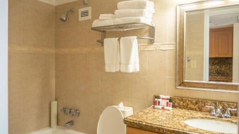 Combined shower/tub, hair dryer, towels