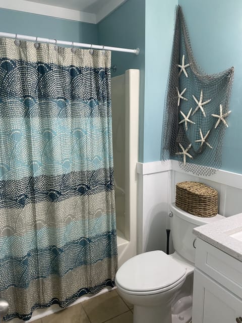 Bathtub, towels